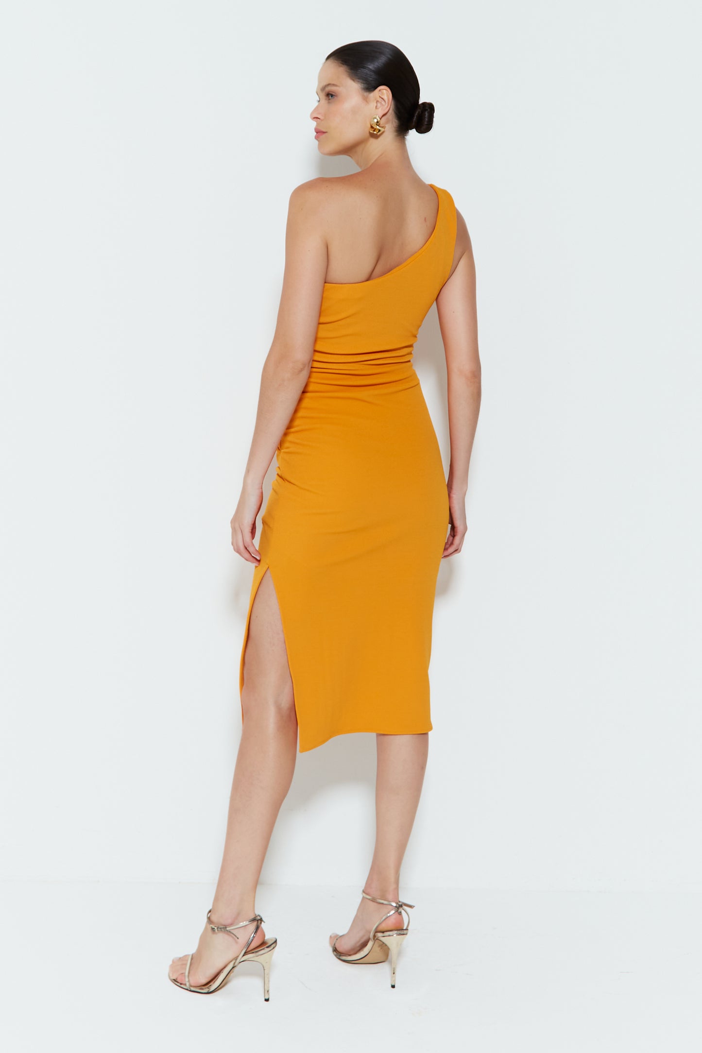 VESTIDO MIDI UM OMBRO SÓ COM DRAPEADO LATERAL LARANJA CLARO