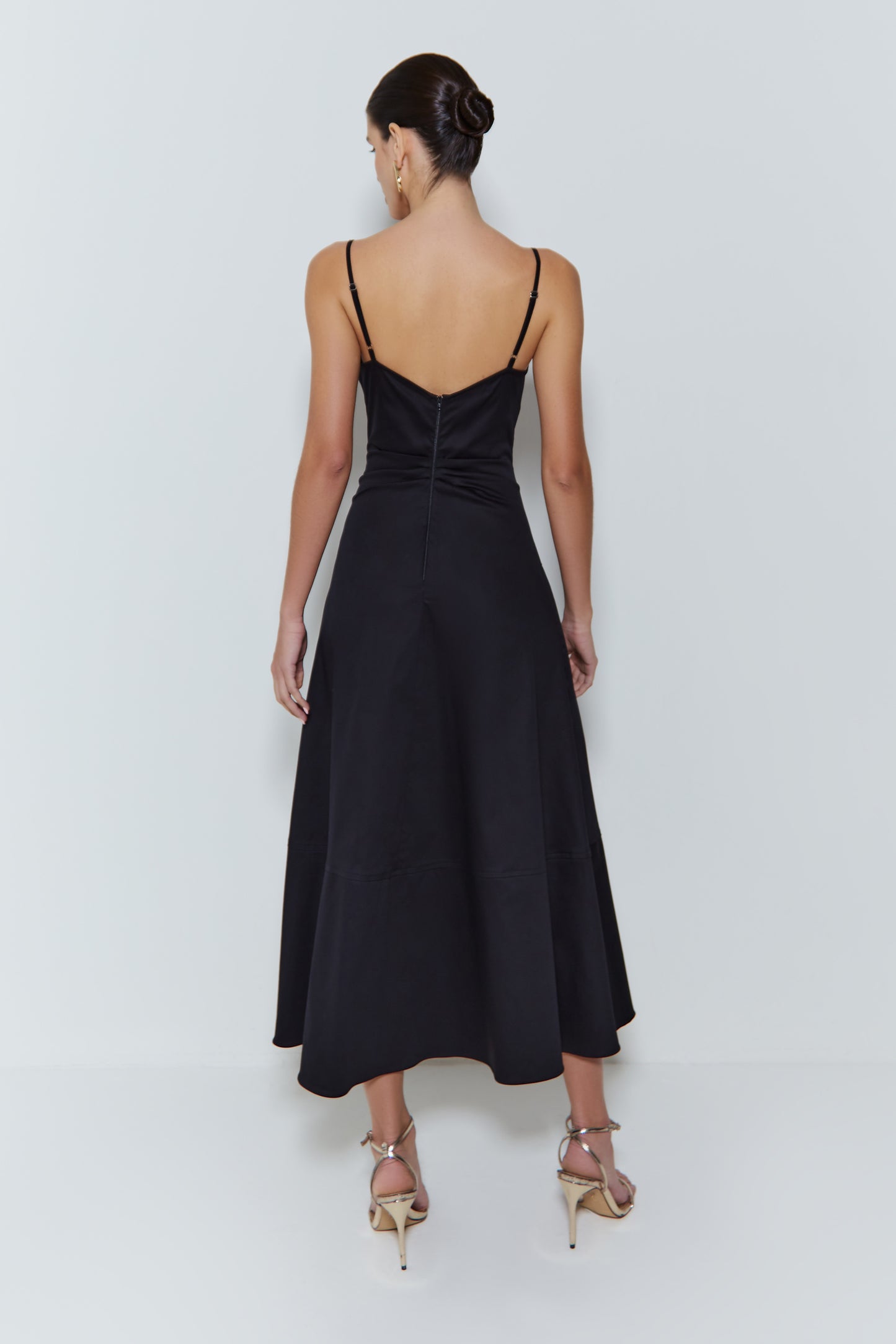 VESTIDO MIDI DE ALCA FINA E DETALHE NO DECOTE PRETO