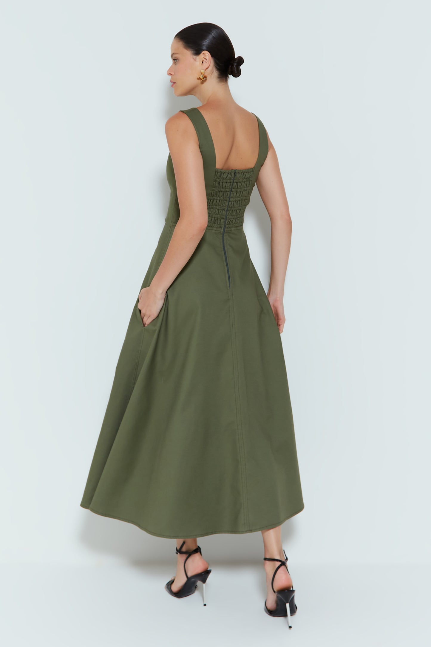 VESTIDO MIDI COM PESPONTO E BARRA AMPLA VERDE MILITAR