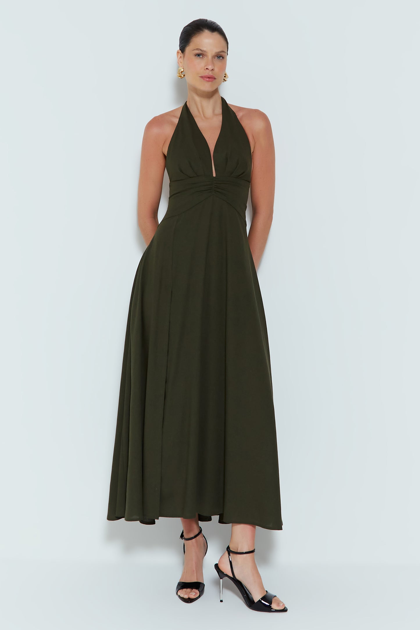 VESTIDO MIDI FRENTE UNICA COM RECORTE E PREGAS BUSTO VERDE MILITAR