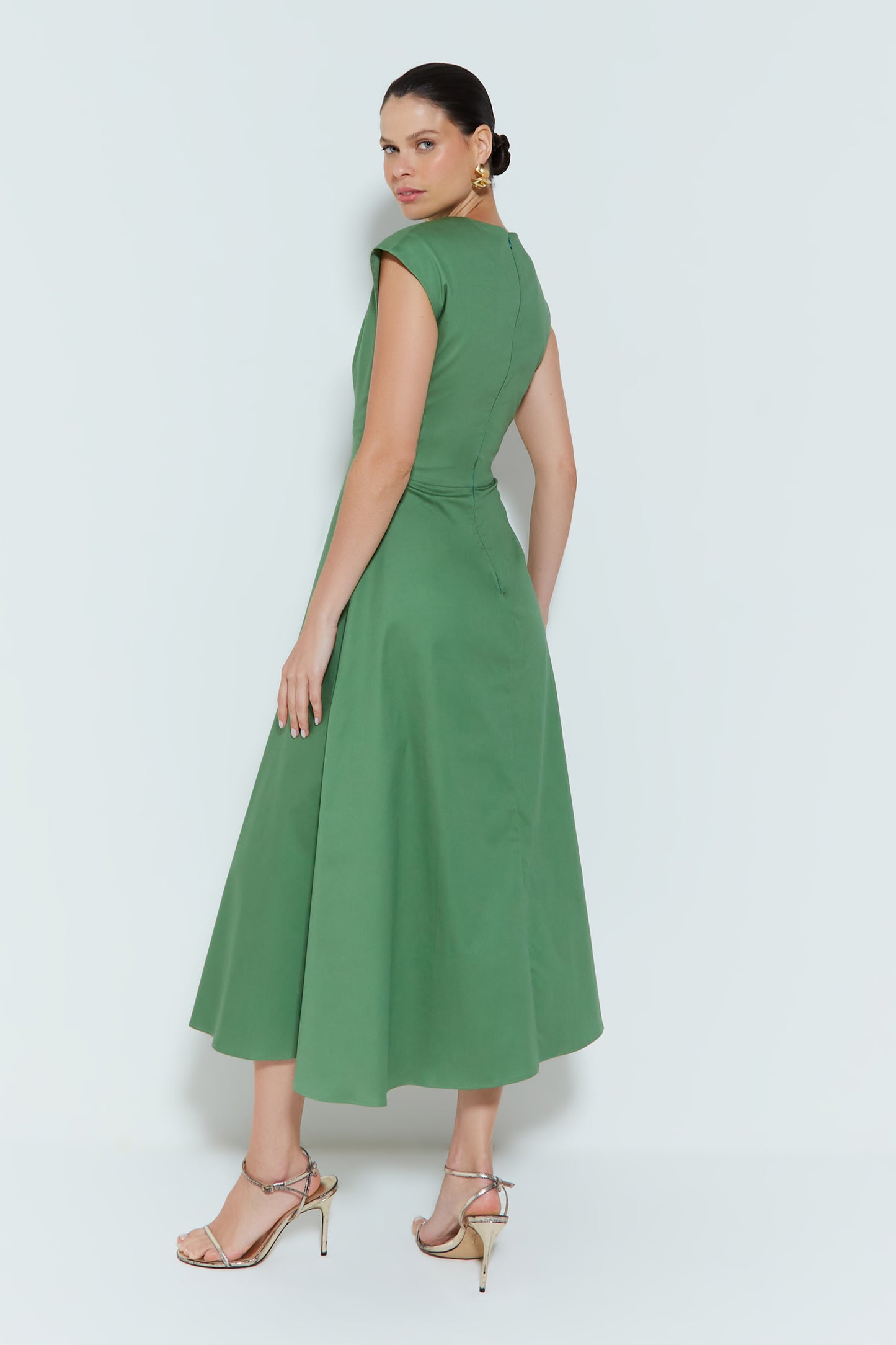 VESTIDO MIDI COM MANGA E SAIA AMPLA VERDE HORTELA