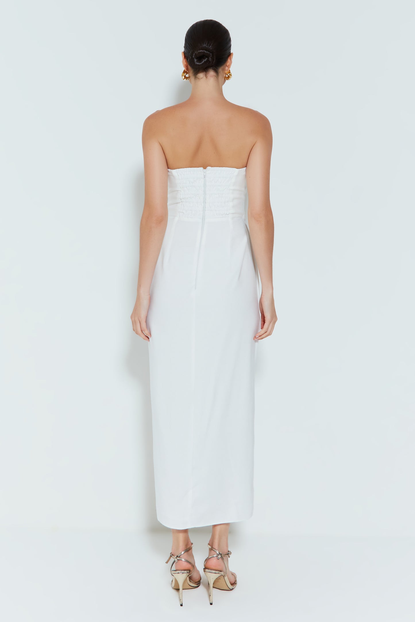 VESTIDO MIDI TOMARA QUE CAIA COM DETALHES BABADOS OFF WHITE