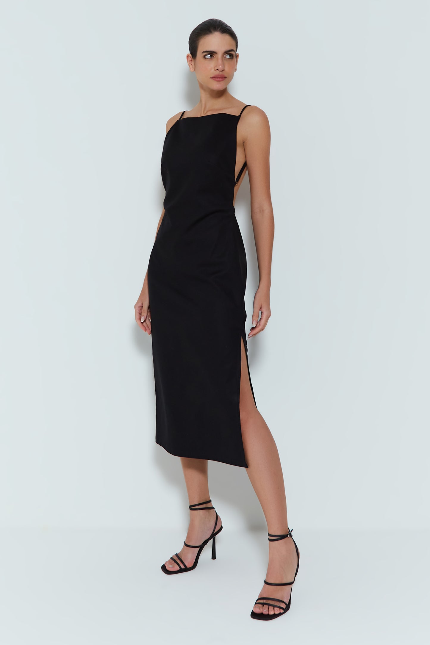 VESTIDO MIDI LISO FRENTE UNICA DECOTE RETO PRETO