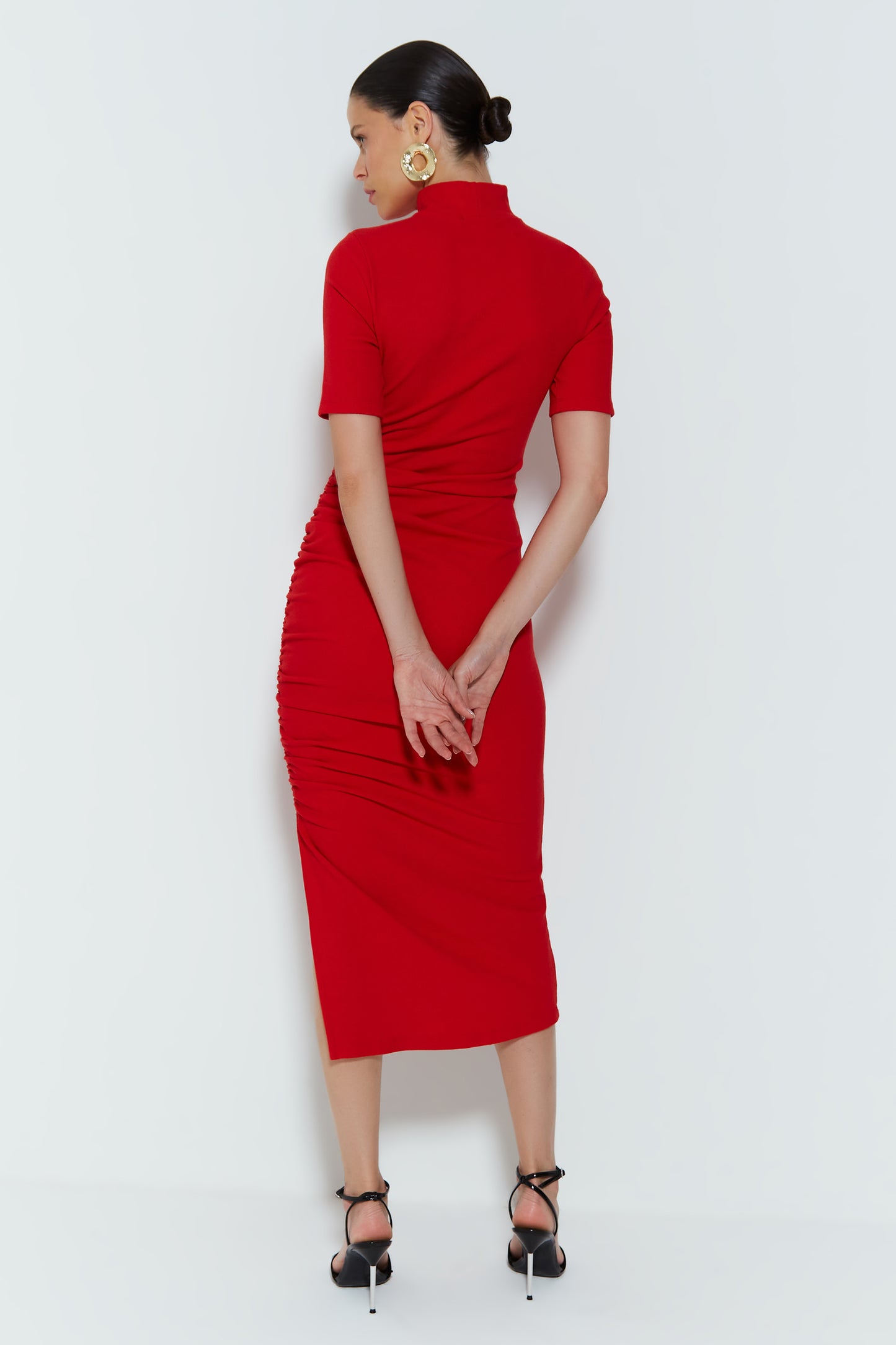 VESTIDO MIDI COM BARRA ASSIMETRICA E FRANZIDO VERMELHO