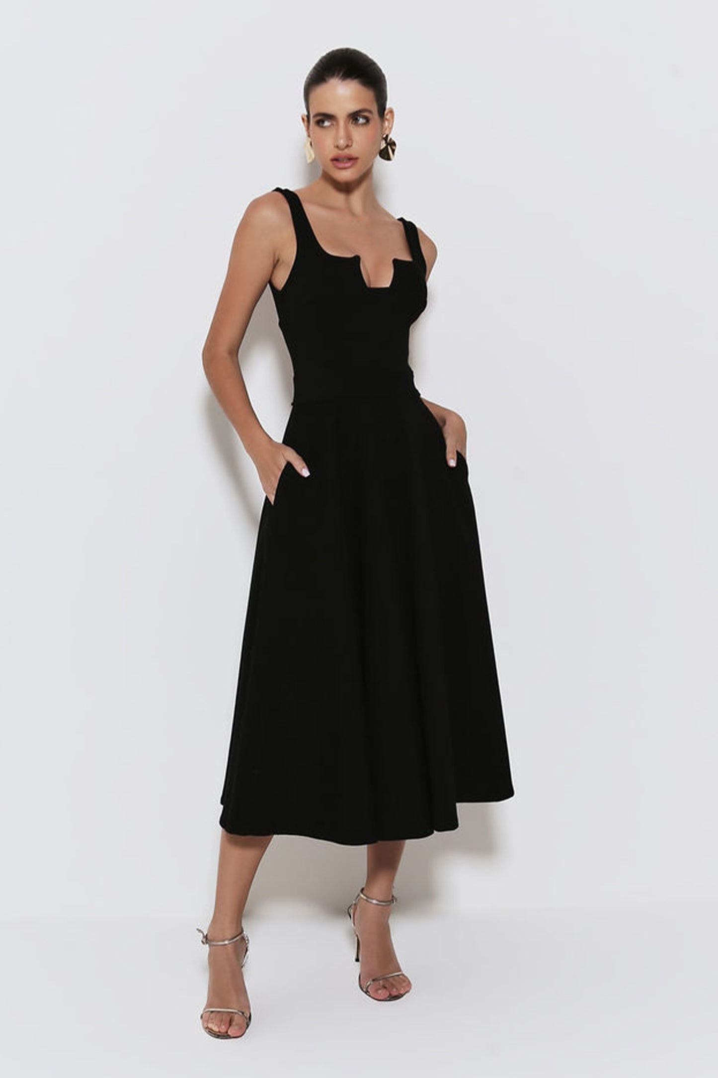 VESTIDO MIDI COM BARRA AMPLA E ABERTURA MEIO BUSTO PRETO