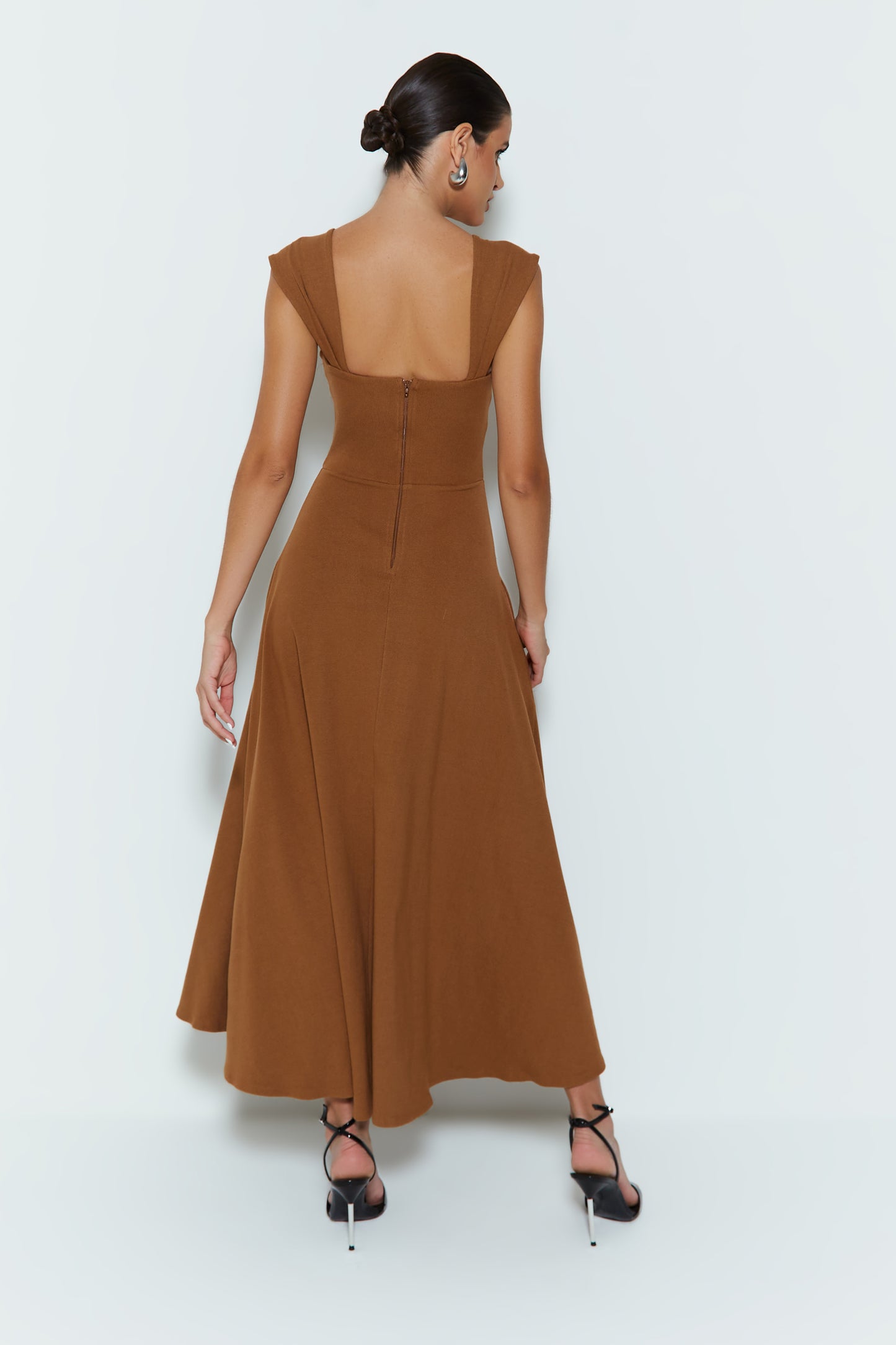 VESTIDO MIDI RECORTE CORACAO BUSTO E ALCAS LARGAS MARROM CHOCOLATE