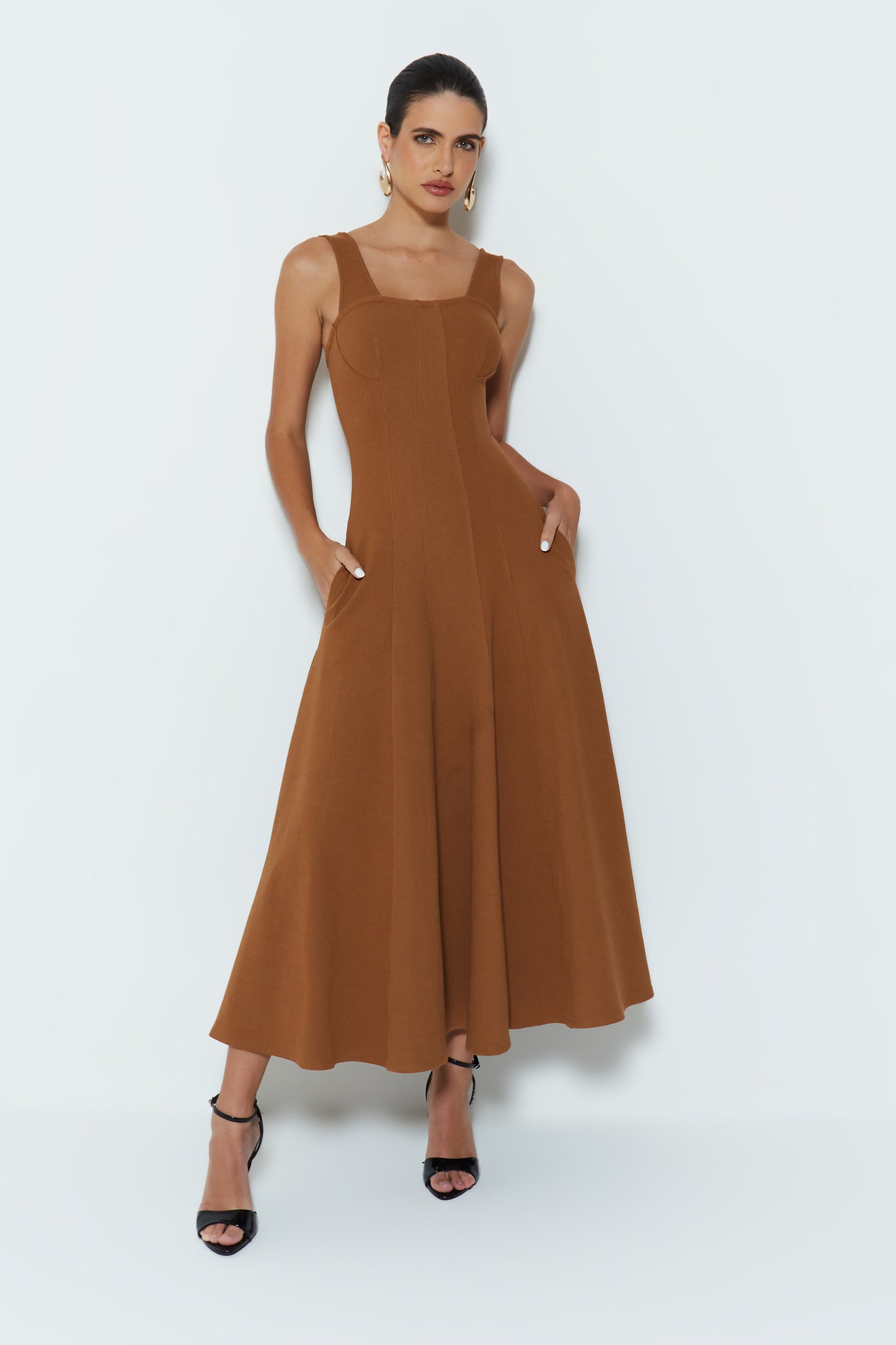 VESTIDO MIDI COM FRISOS ALCAS LARGAS E BARRA AMPLA MARROM CHOCOLATE