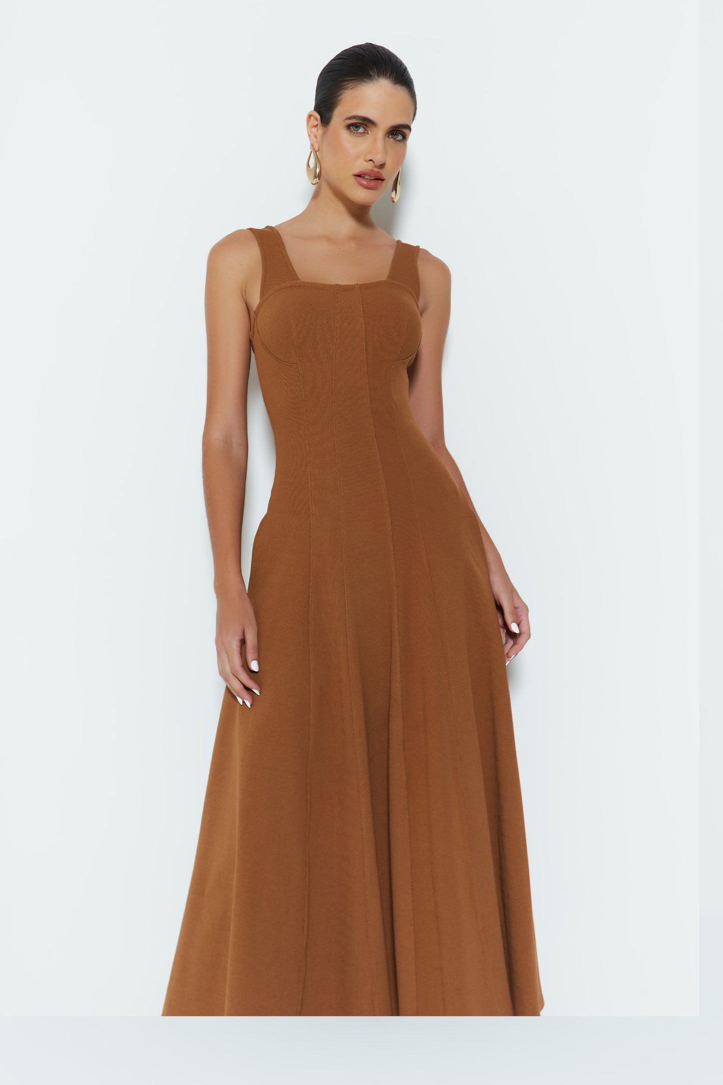 VESTIDO MIDI COM FRISOS ALCAS LARGAS E BARRA AMPLA MARROM CHOCOLATE