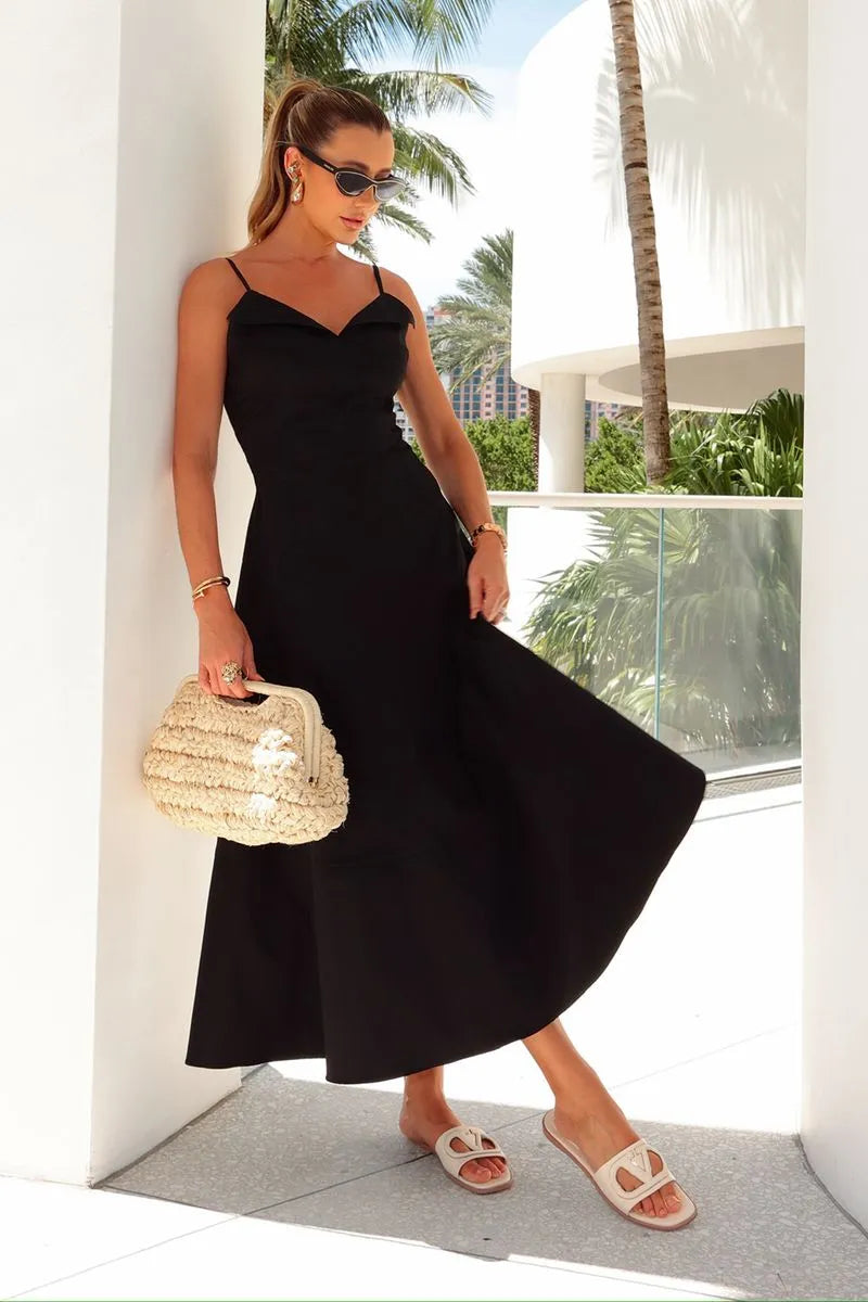 VESTIDO MIDI DE ALCA FINA E DETALHE NO DECOTE PRETO