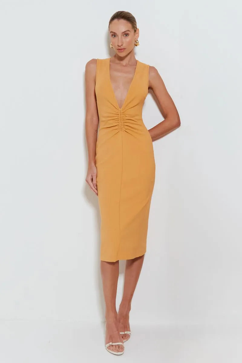 VESTIDO MIDI COM DECOTE PROFUNDO E FRANZIDO FRONTAL LARANJA PESSEGO