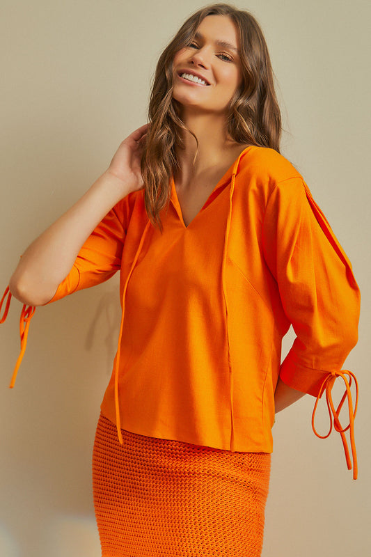 BLUSA MANGA LONGA COM AMARRAÇÃO NO DECOTE E PUNHOS LARANJA