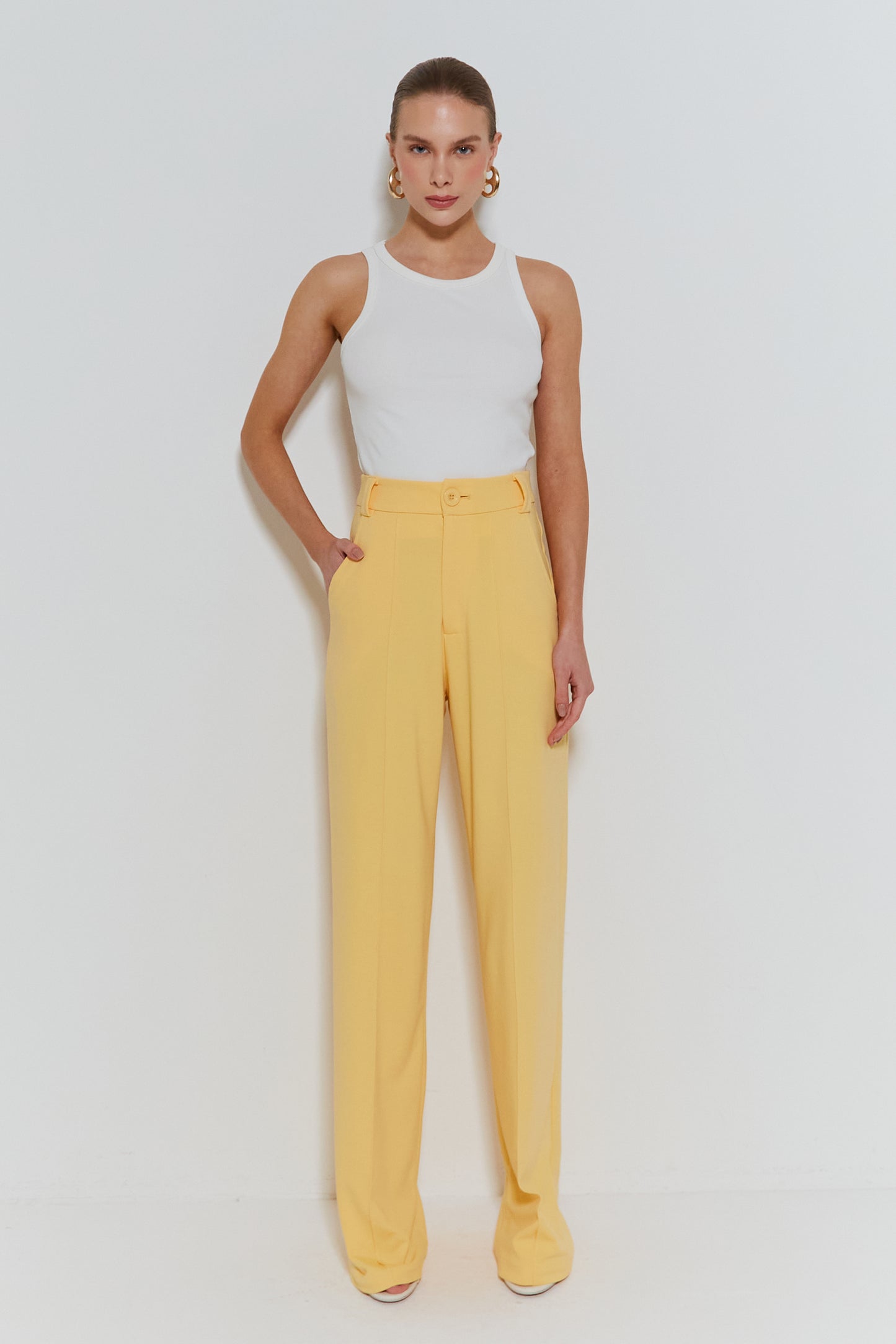 CALCA PANTALONA COM FRISOS AMARELO CLARO