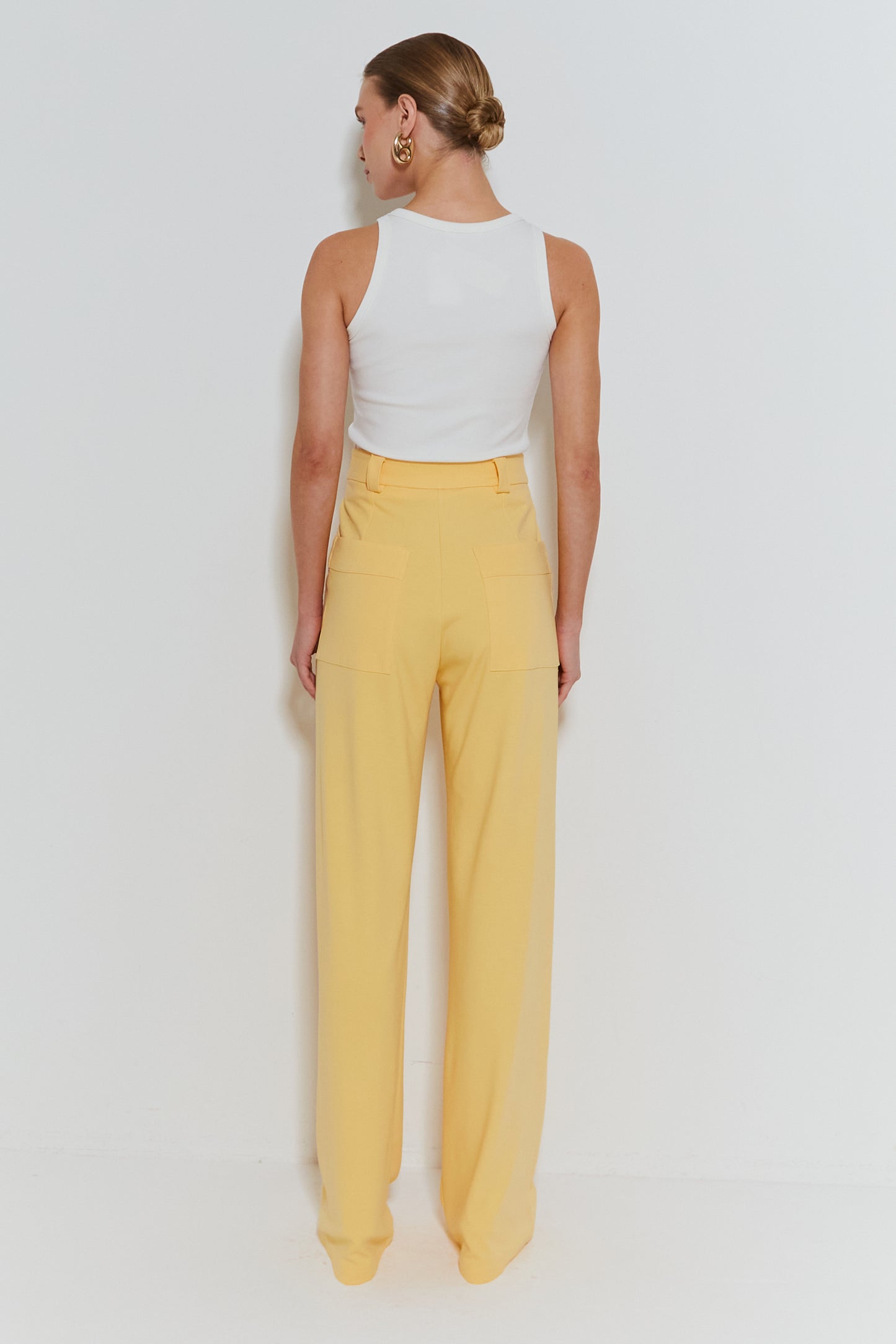 CALCA PANTALONA COM FRISOS AMARELO CLARO