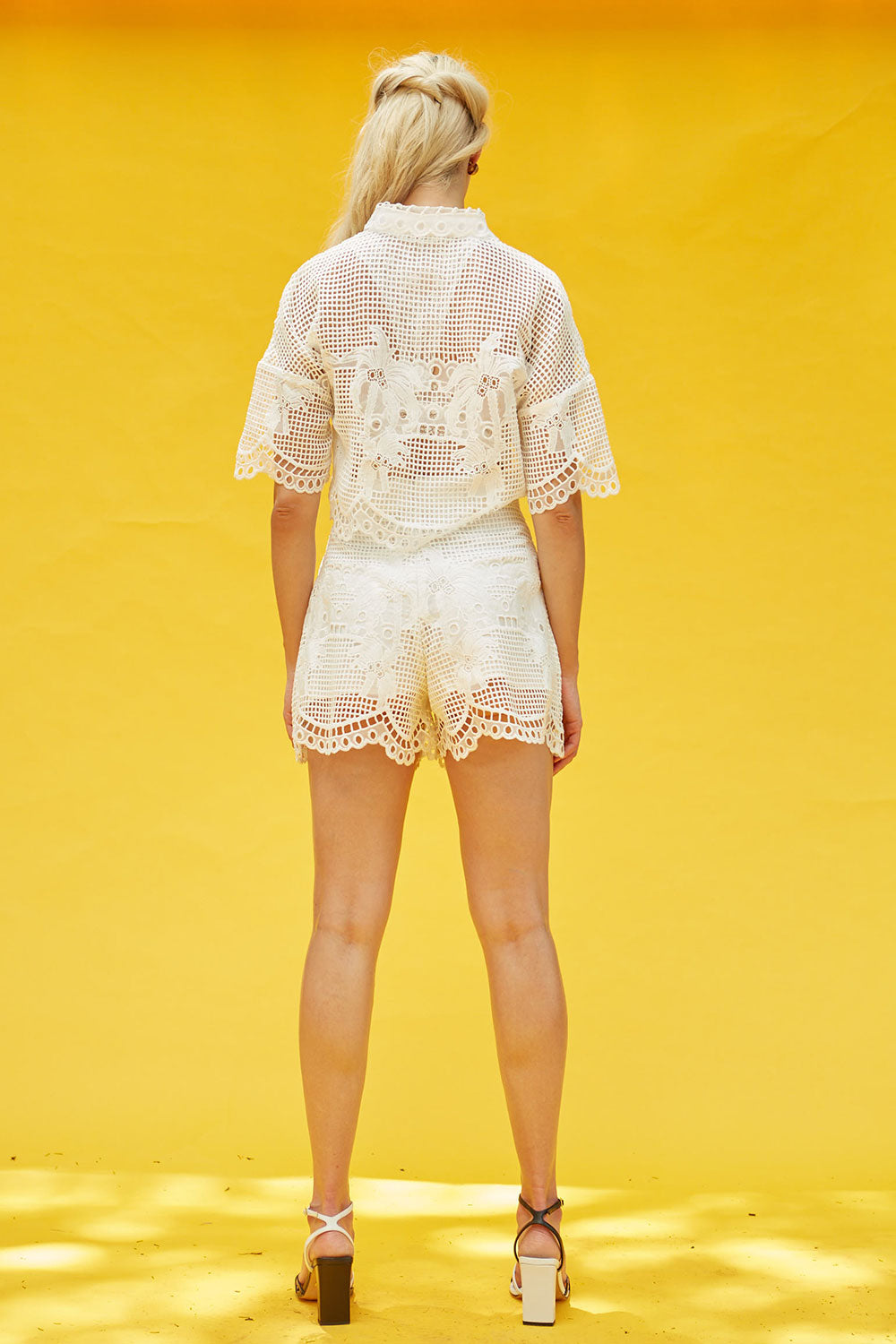 SHORTS CINTURA ALTA DE RENDA OFF WHITE