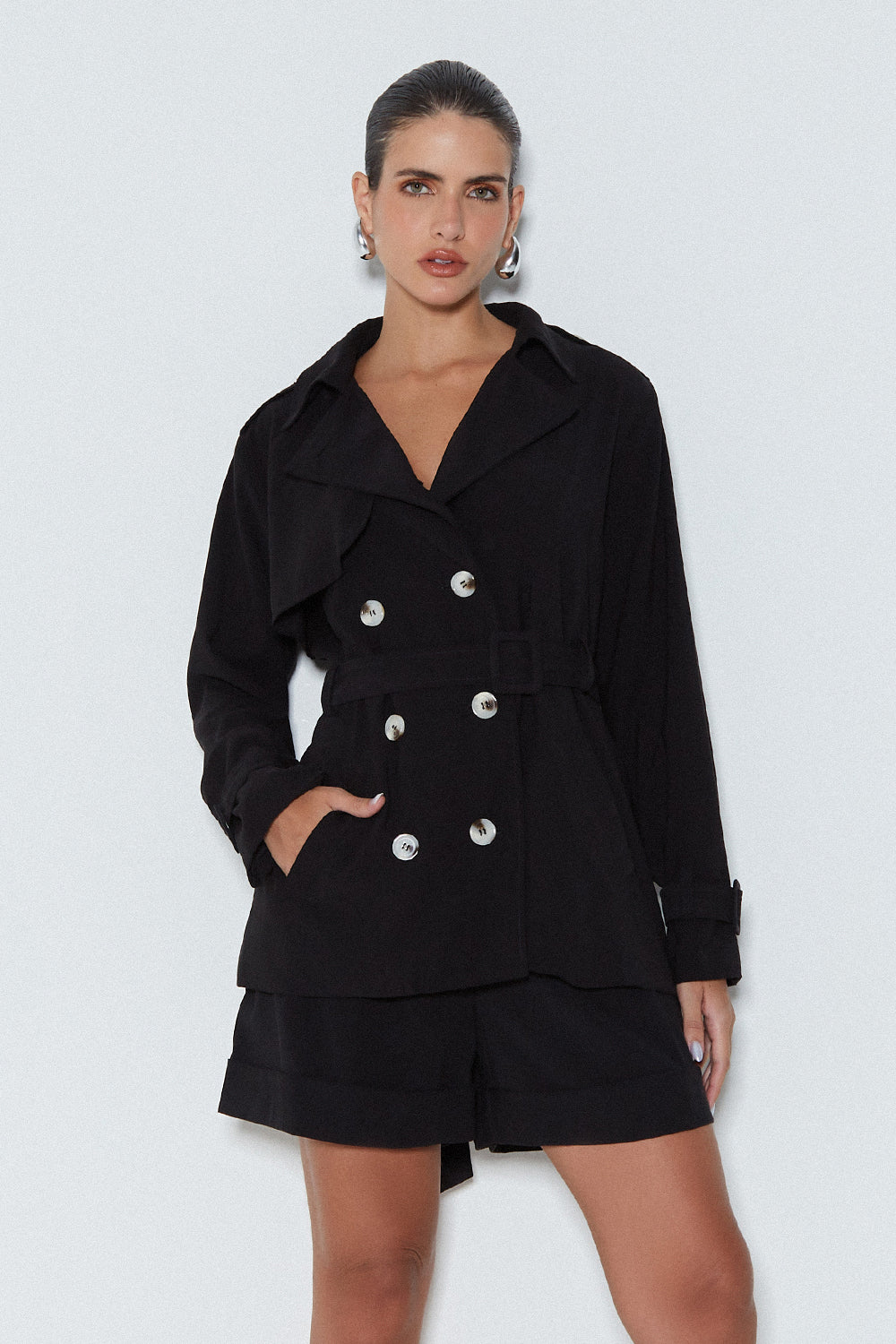 CASACO TRENCH COAT CURTO COM CINTO PRETO