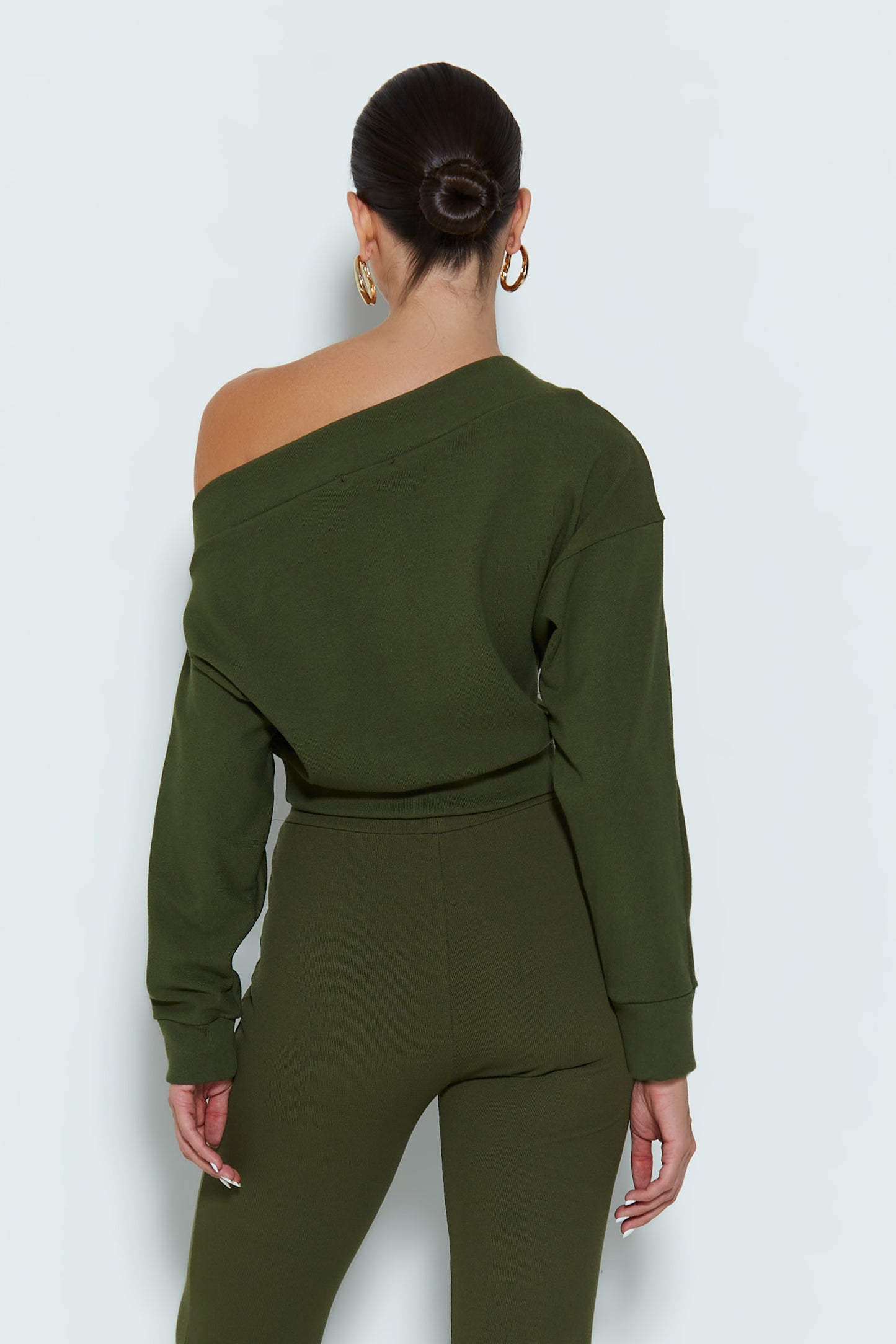 BLUSA MANGA LONGA OMBRO A OMBRO FLUIDA VERDE MILITAR