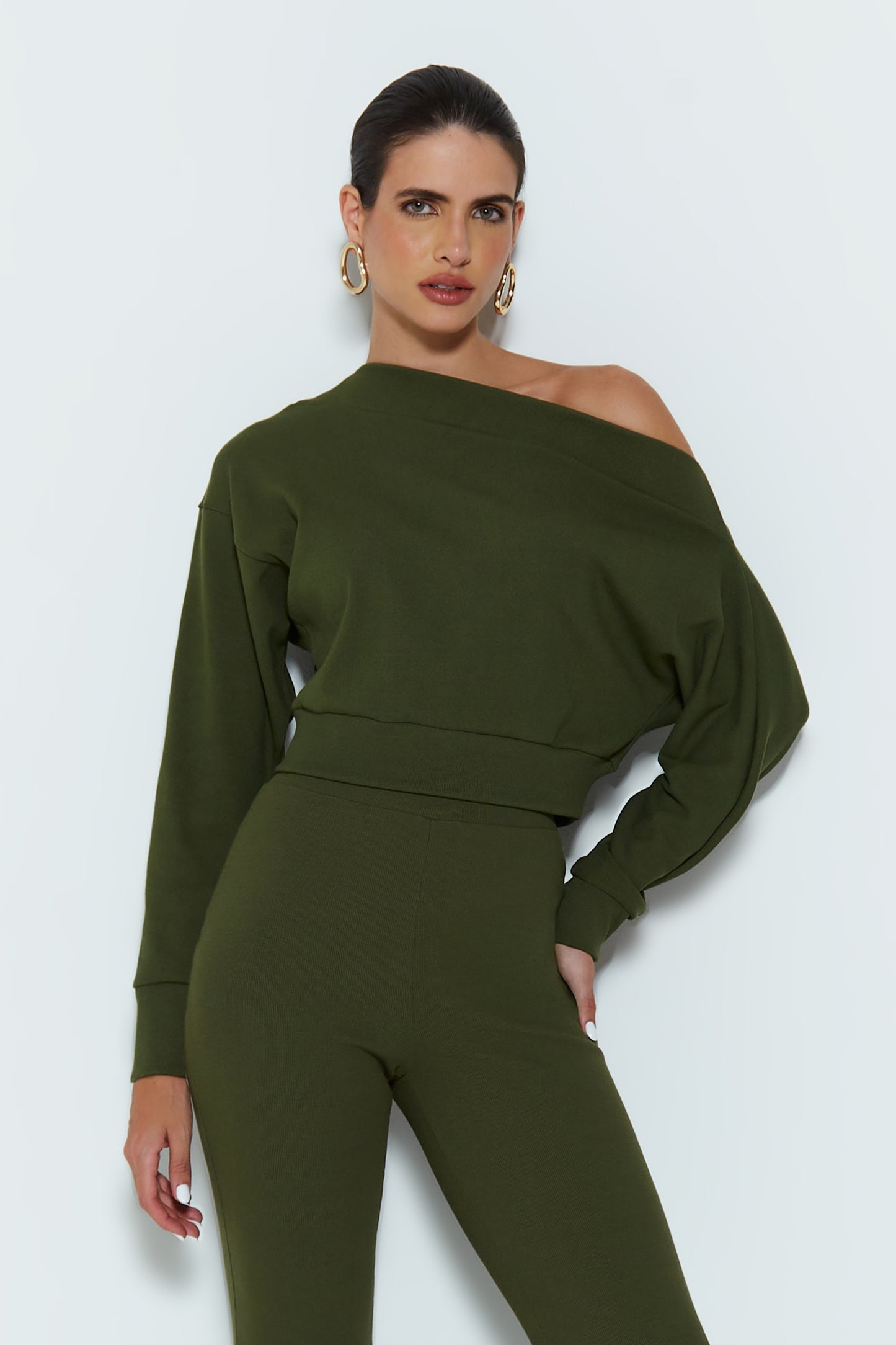 BLUSA MANGA LONGA OMBRO A OMBRO FLUIDA VERDE MILITAR