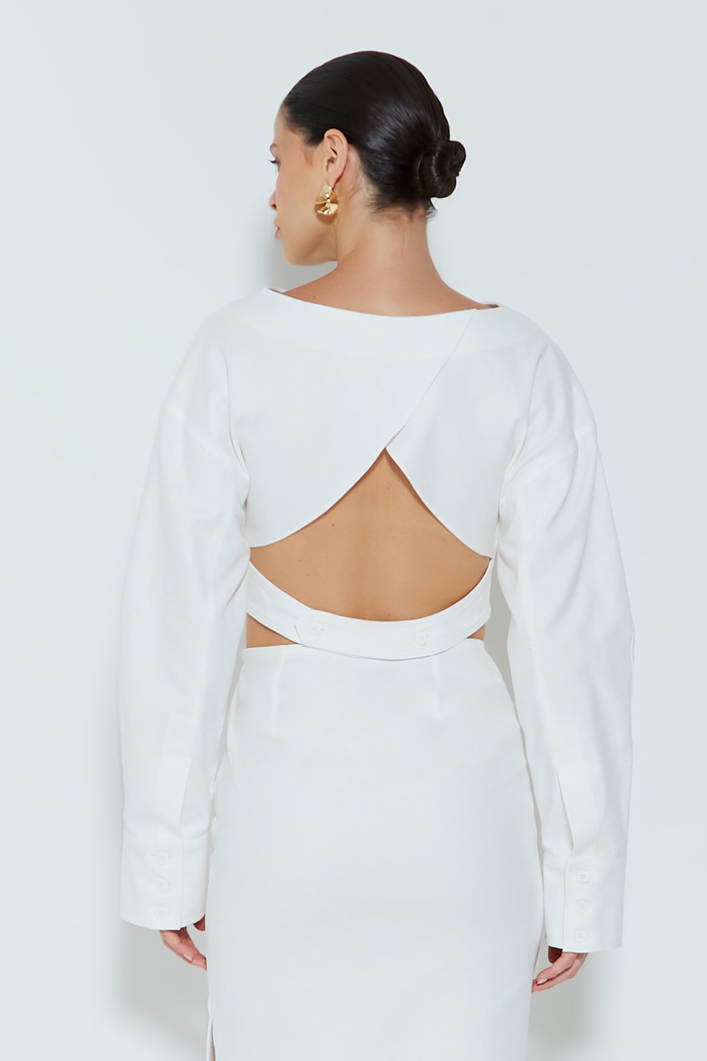 CROPPED MANGA LONGA COM ABERTURA NAS COSTAS E BOLSO FRONTAL OFF WHITE