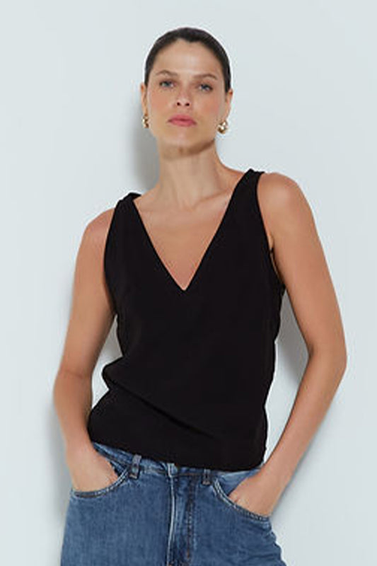 BLUSA REGATA RETA COM DECOTE V PRETO