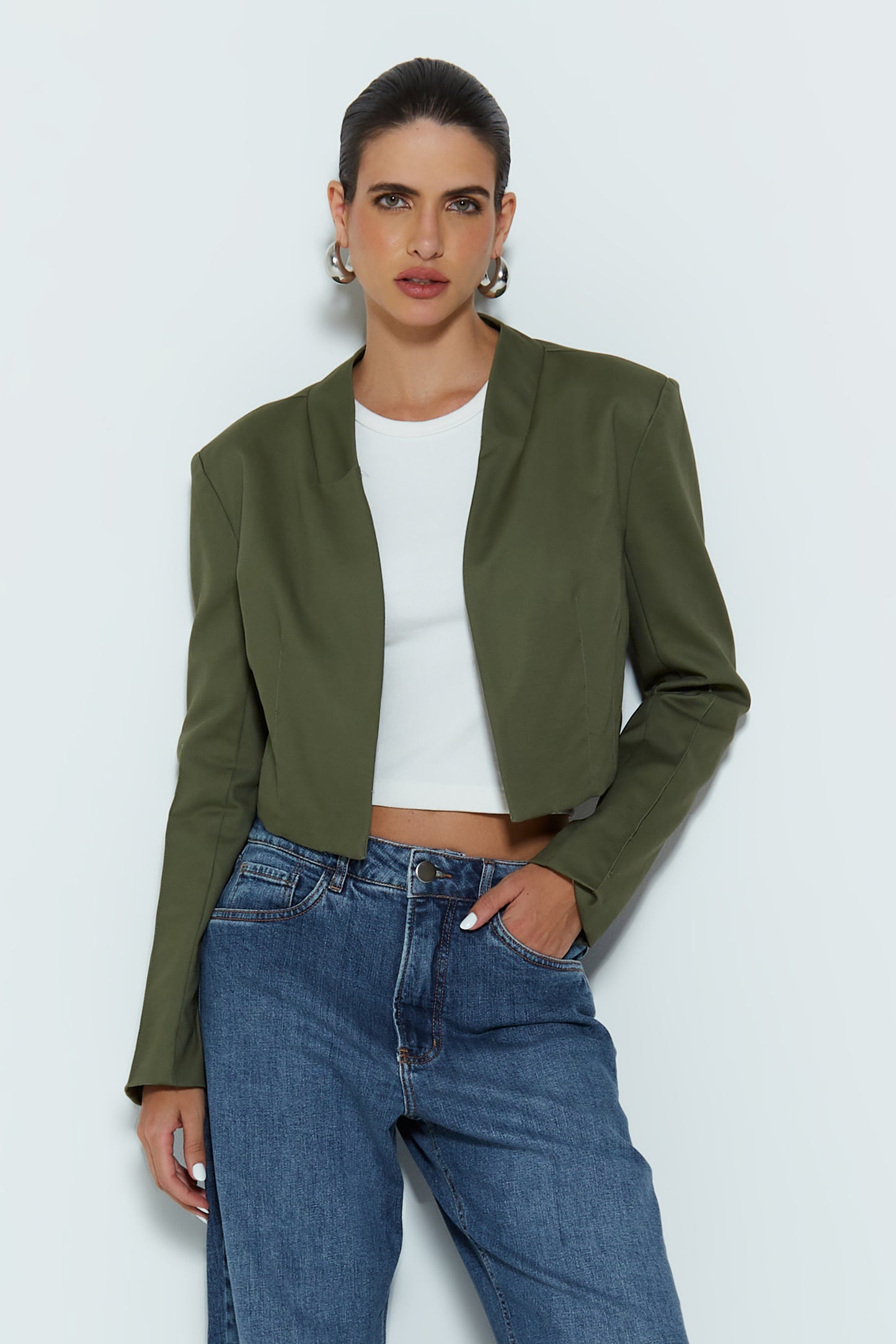 BLAZER CURTO ESTRUTURADO COM OMBREIRAS VERDE MILITAR