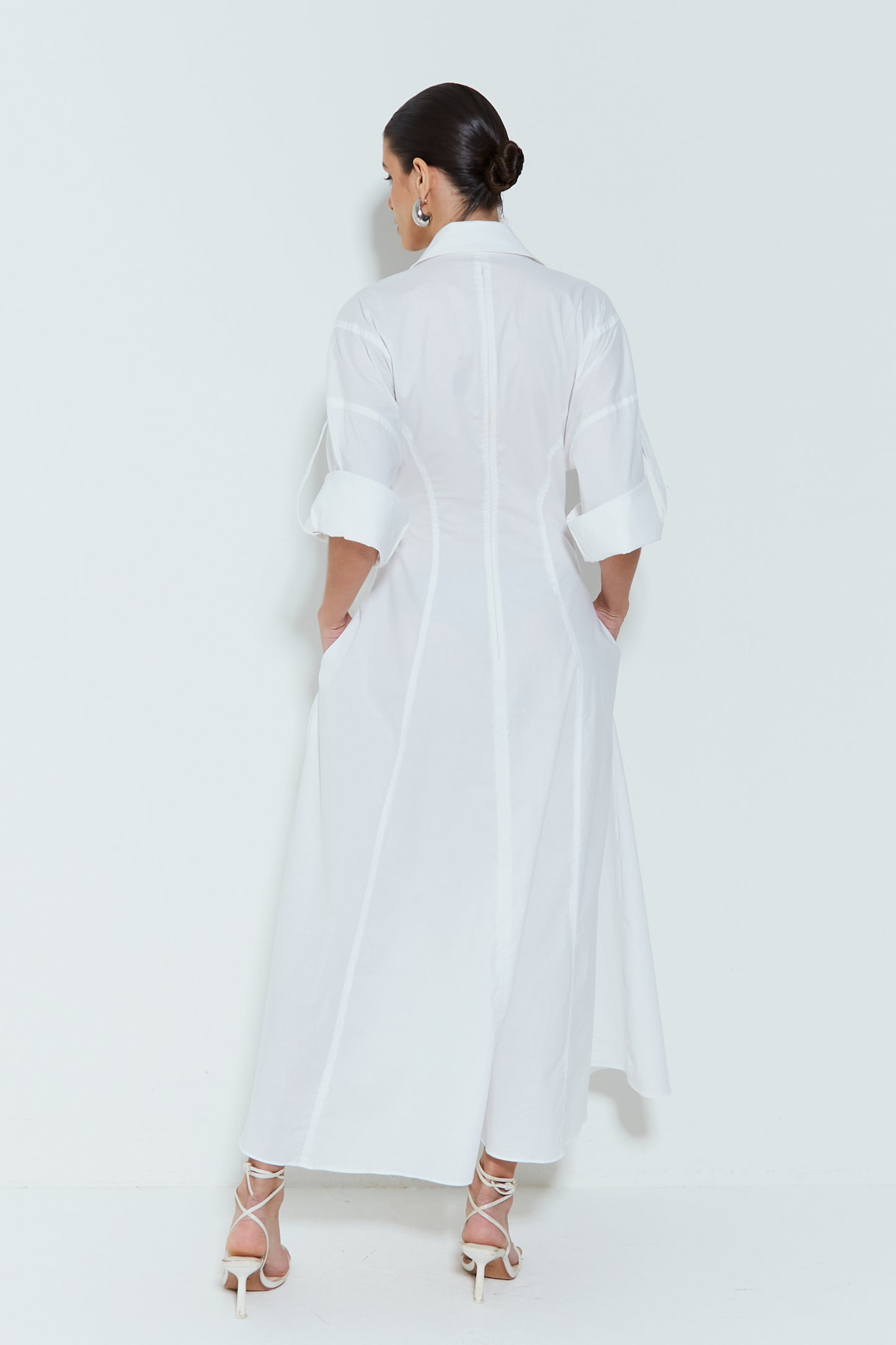 CHEMISE LONGUETE COM DECOTE V E BARRA AMPLA OFF WHITE